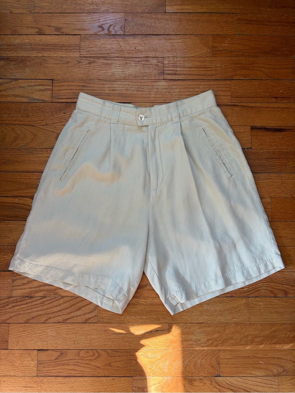 Tommy Bahama 100% silk women’s cream vintage high waisted shorts